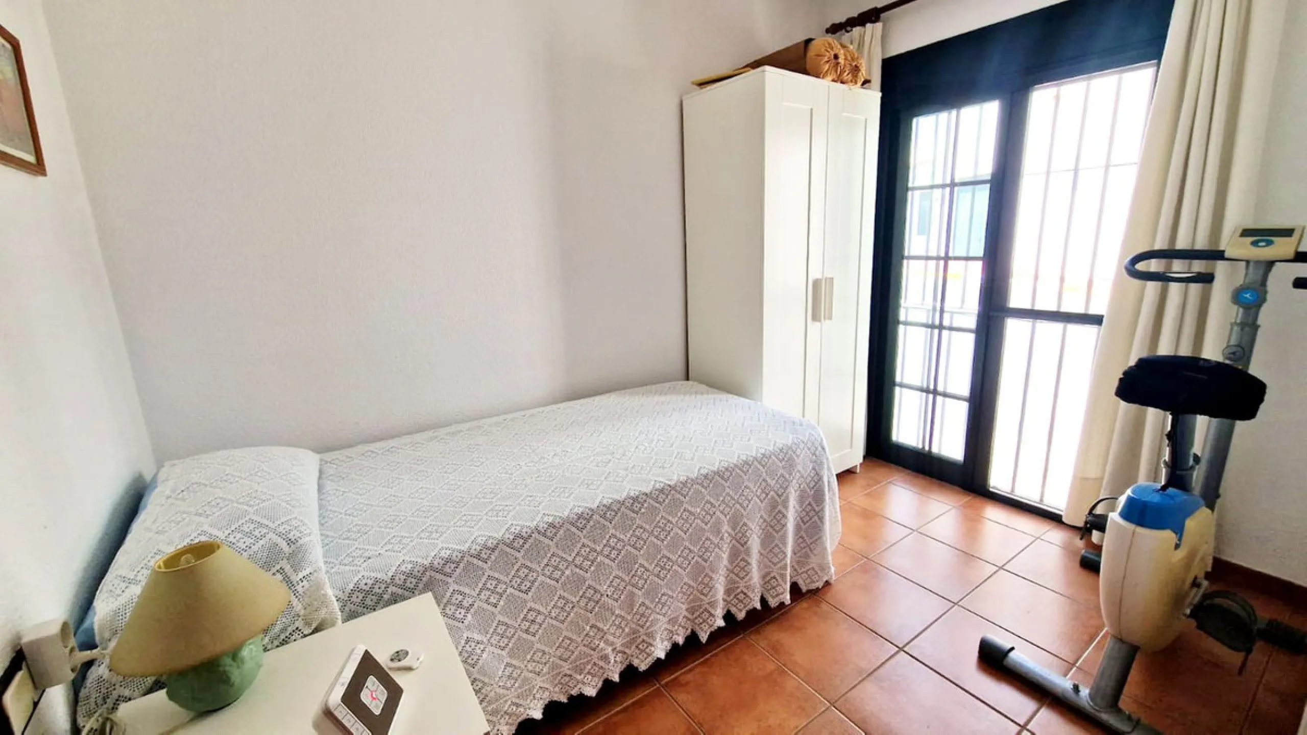 Partially renovated townhouse in Mijas with panoramic views. Spread over 3 floors, it features 3 bedrooms, terraces on every level, a solarium, modern kitchen, and BBQ terrace. Community pool & gardens included. Peaceful location just 5 minutes from town!