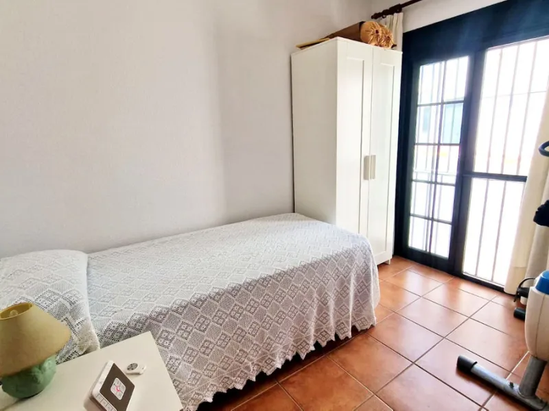 Partially renovated townhouse in Mijas with panoramic views. Spread over 3 floors, it features 3 bedrooms, terraces on every level, a solarium, modern kitchen, and BBQ terrace. Community pool & gardens included. Peaceful location just 5 minutes from town!