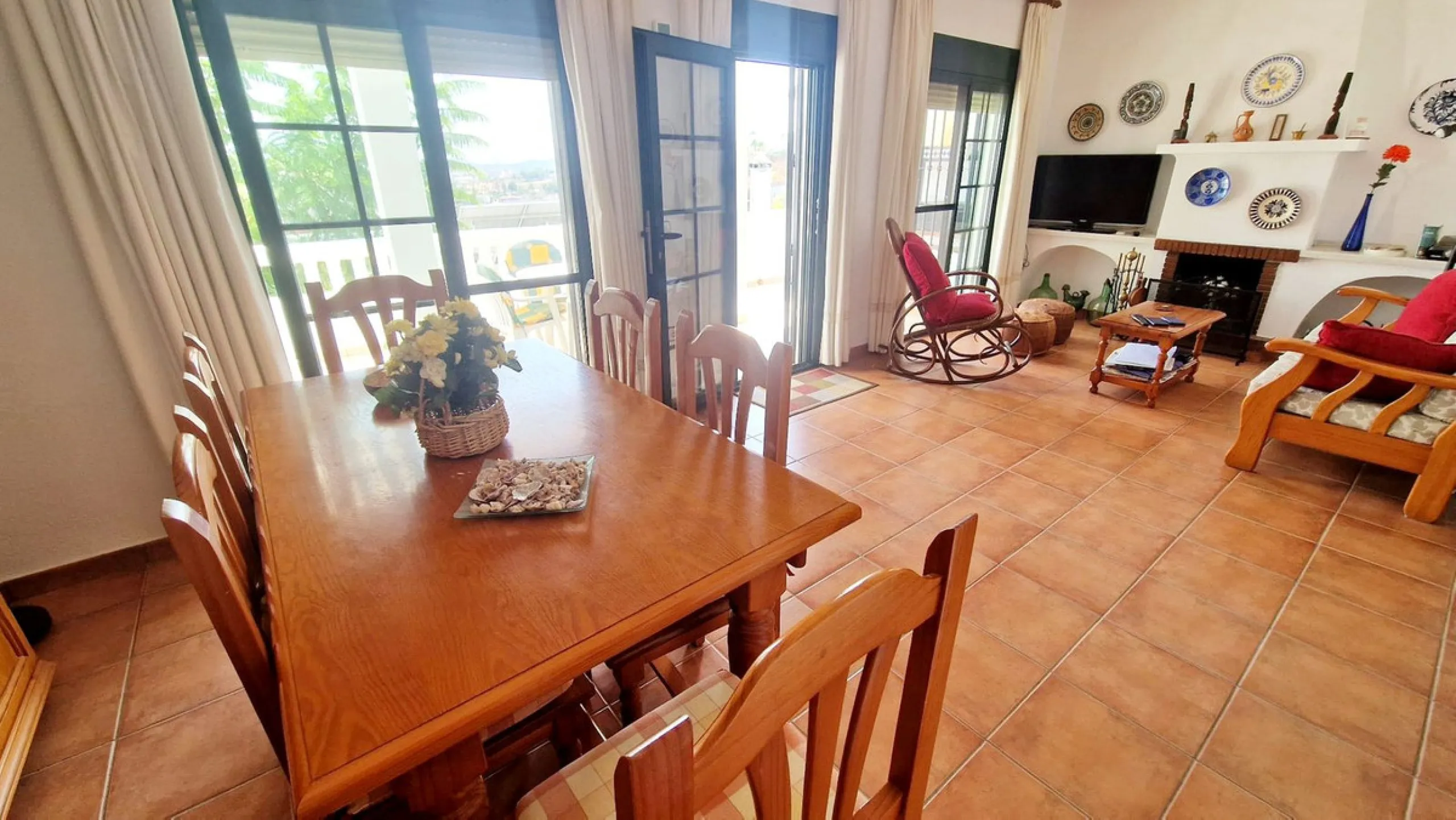 Partially renovated townhouse in Mijas with panoramic views. Spread over 3 floors, it features 3 bedrooms, terraces on every level, a solarium, modern kitchen, and BBQ terrace. Community pool & gardens included. Peaceful location just 5 minutes from town!