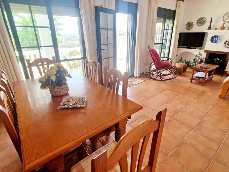 Partially renovated townhouse in Mijas with panoramic views. Spread over 3 floors, it features 3 bedrooms, terraces on every level, a solarium, modern kitchen, and BBQ terrace. Community pool & gardens included. Peaceful location just 5 minutes from town!
