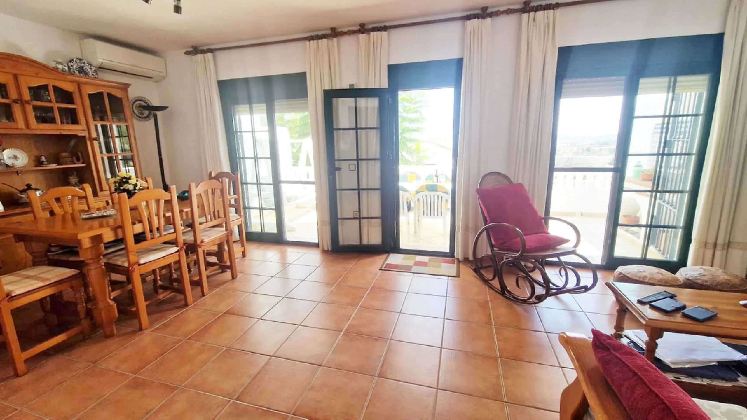 Partially renovated townhouse in Mijas with panoramic views. Spread over 3 floors, it features 3 bedrooms, terraces on every level, a solarium, modern kitchen, and BBQ terrace. Community pool & gardens included. Peaceful location just 5 minutes from town!