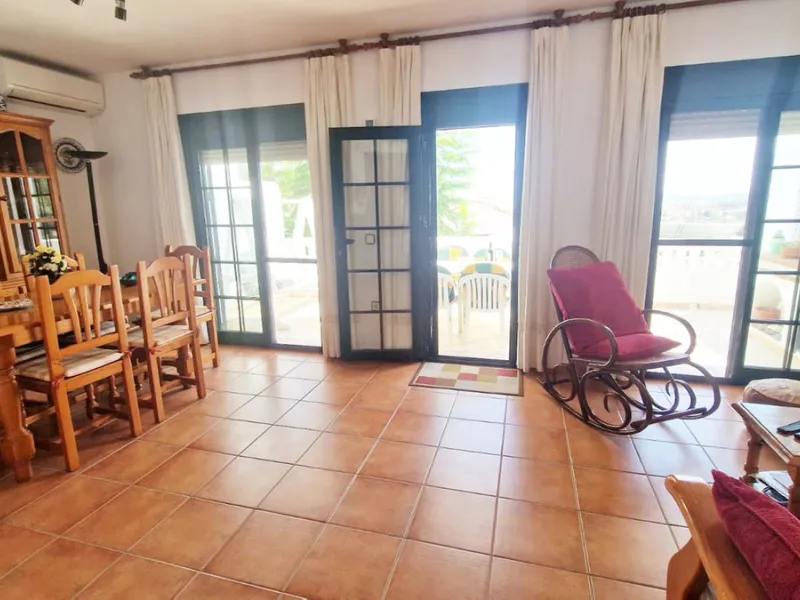 Partially renovated townhouse in Mijas with panoramic views. Spread over 3 floors, it features 3 bedrooms, terraces on every level, a solarium, modern kitchen, and BBQ terrace. Community pool & gardens included. Peaceful location just 5 minutes from town!