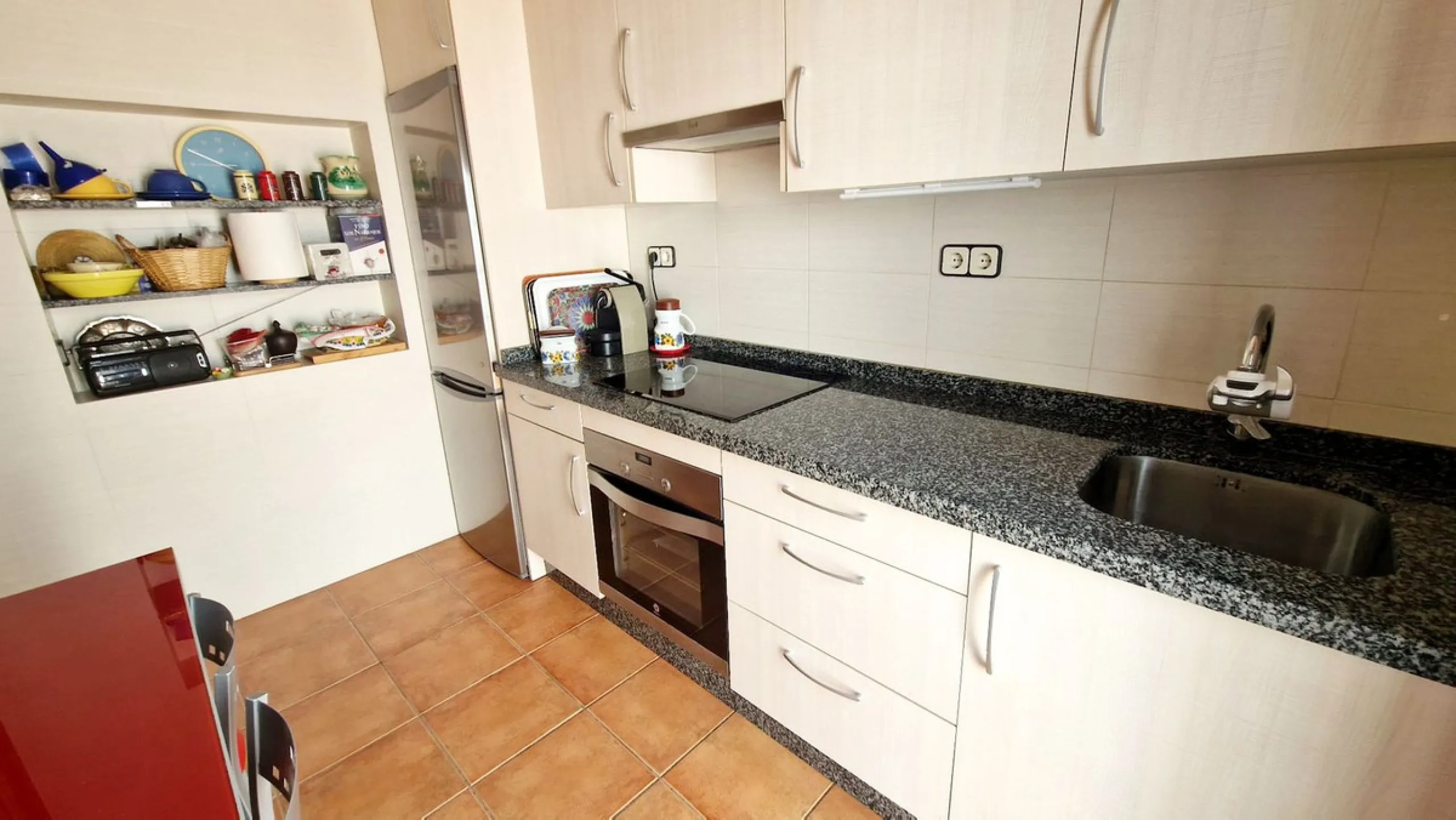 Partially renovated townhouse in Mijas with panoramic views. Spread over 3 floors, it features 3 bedrooms, terraces on every level, a solarium, modern kitchen, and BBQ terrace. Community pool & gardens included. Peaceful location just 5 minutes from town!