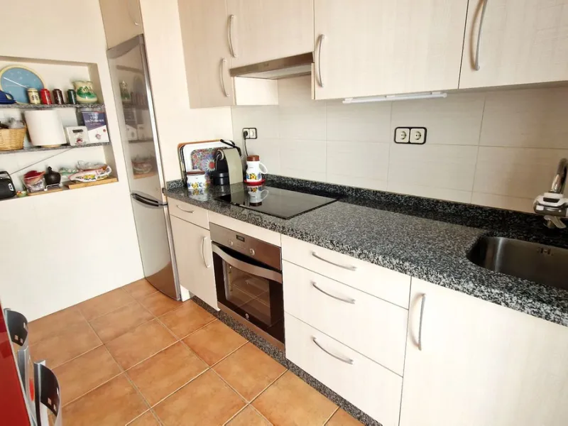 Partially renovated townhouse in Mijas with panoramic views. Spread over 3 floors, it features 3 bedrooms, terraces on every level, a solarium, modern kitchen, and BBQ terrace. Community pool & gardens included. Peaceful location just 5 minutes from town!