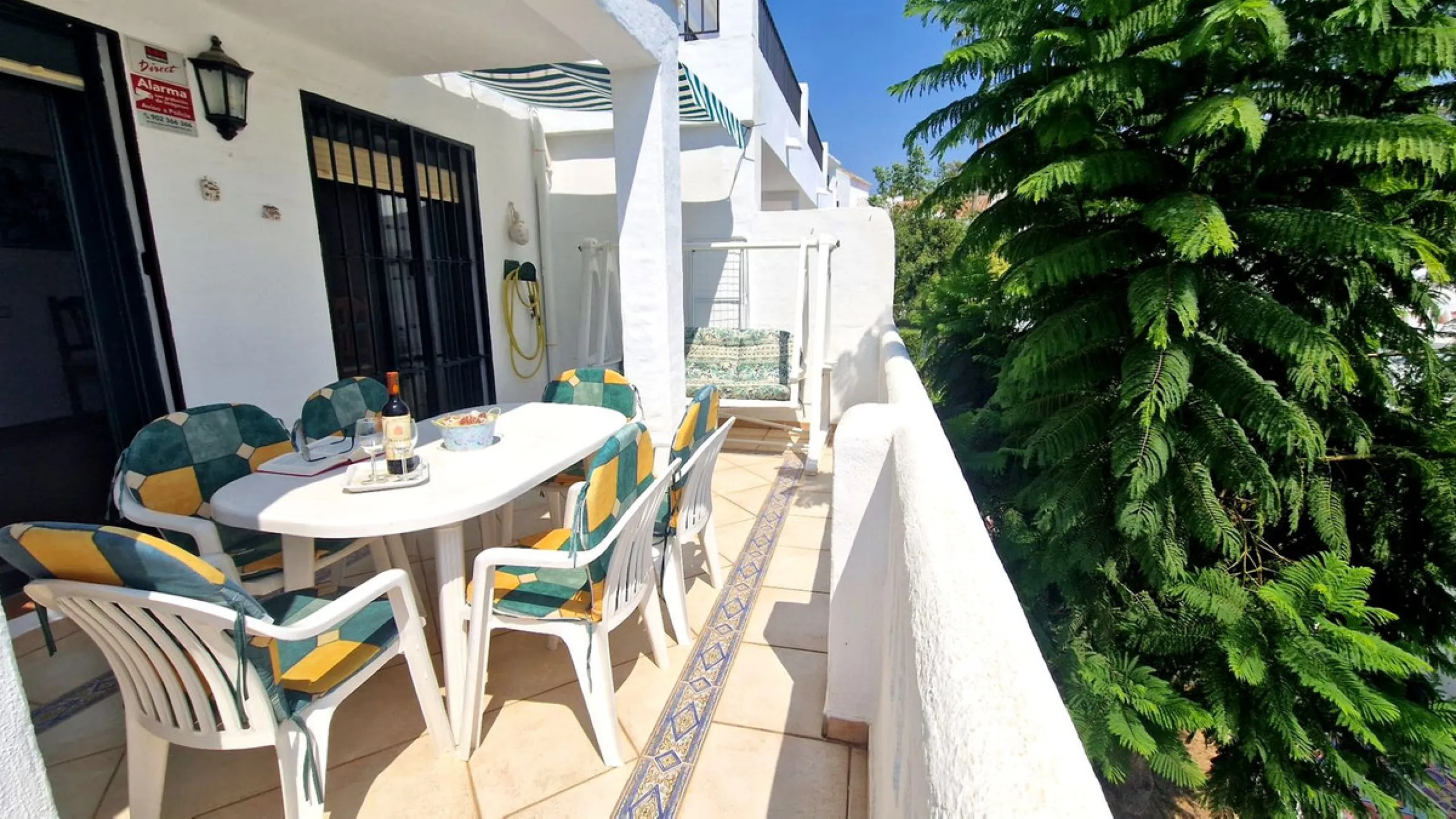 Partially renovated townhouse in Mijas with panoramic views. Spread over 3 floors, it features 3 bedrooms, terraces on every level, a solarium, modern kitchen, and BBQ terrace. Community pool & gardens included. Peaceful location just 5 minutes from town!