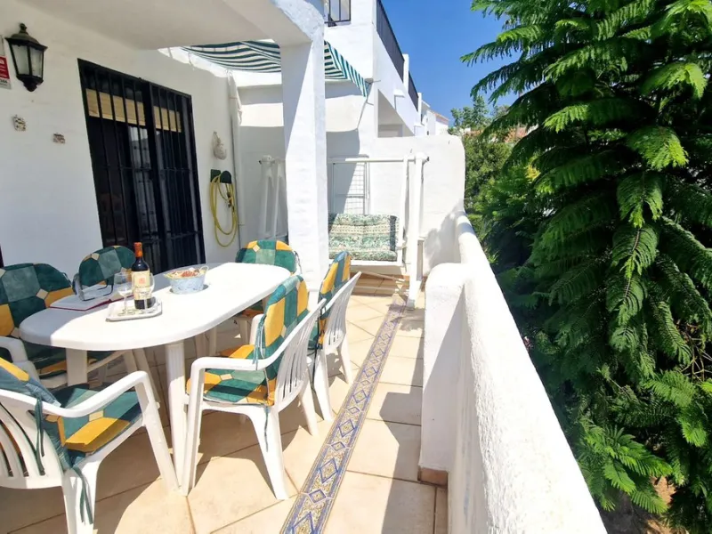 Partially renovated townhouse in Mijas with panoramic views. Spread over 3 floors, it features 3 bedrooms, terraces on every level, a solarium, modern kitchen, and BBQ terrace. Community pool & gardens included. Peaceful location just 5 minutes from town!