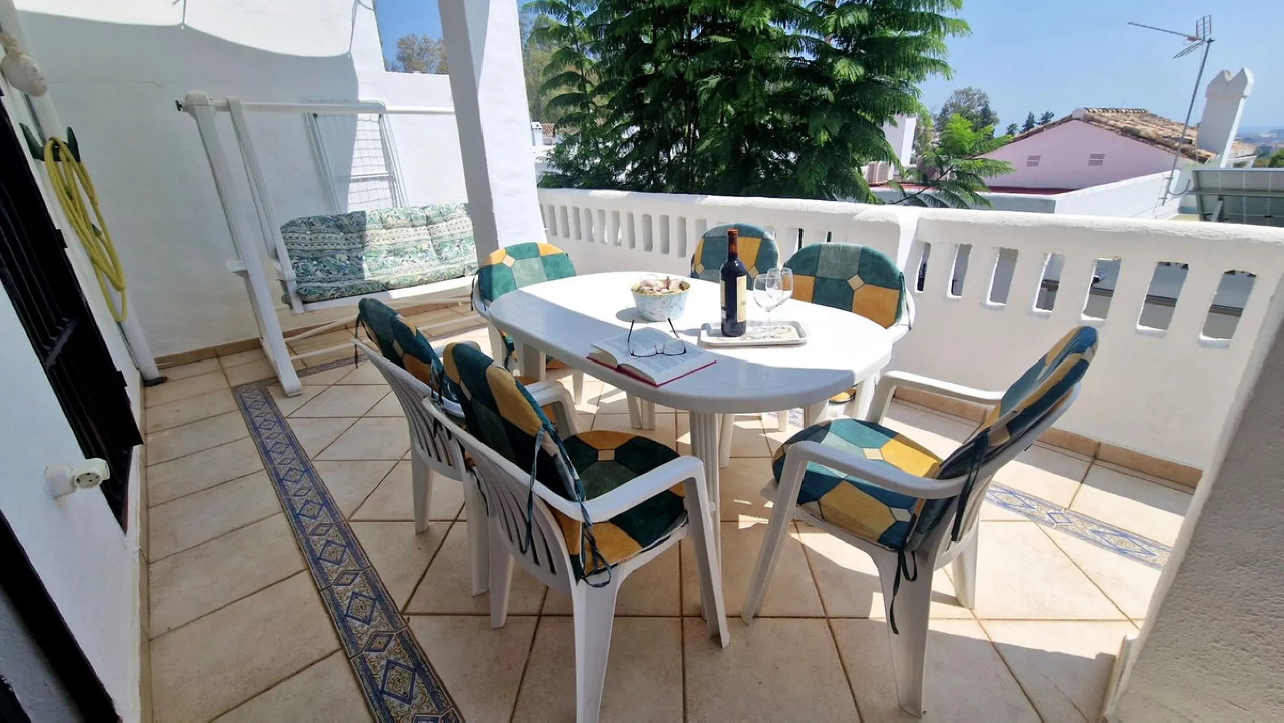 Partially renovated townhouse in Mijas with panoramic views. Spread over 3 floors, it features 3 bedrooms, terraces on every level, a solarium, modern kitchen, and BBQ terrace. Community pool & gardens included. Peaceful location just 5 minutes from town!