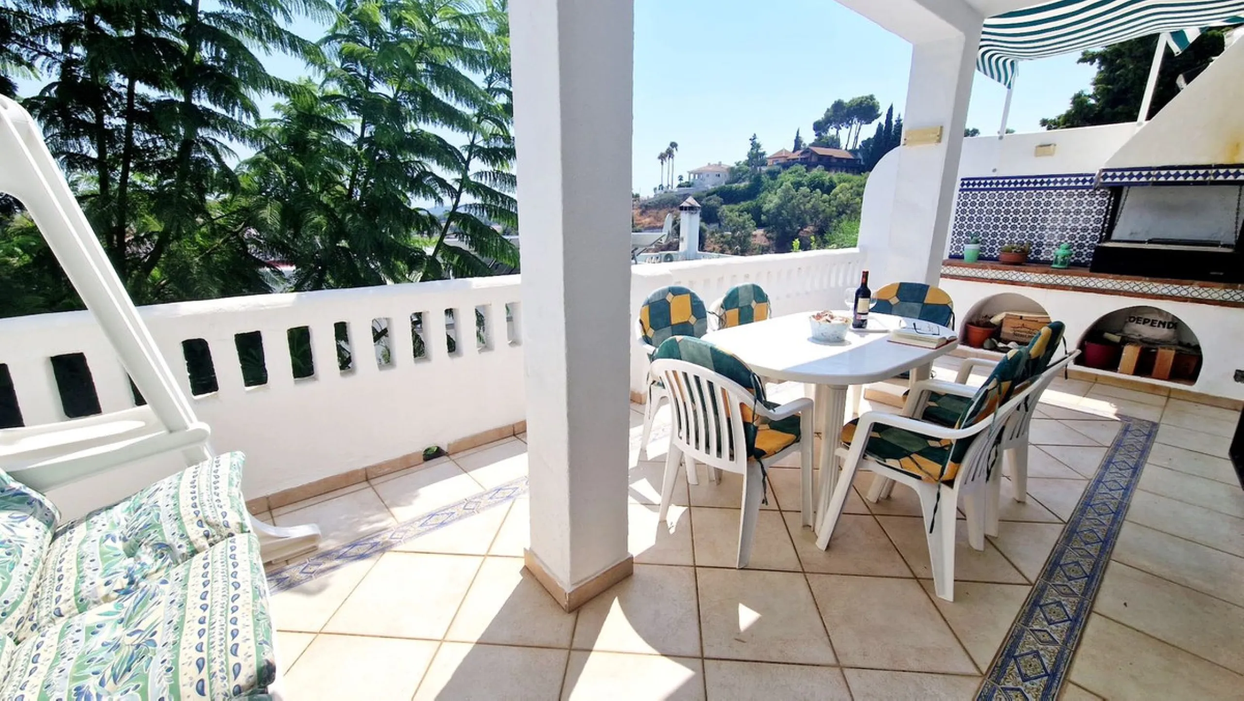Partially renovated townhouse in Mijas with panoramic views. Spread over 3 floors, it features 3 bedrooms, terraces on every level, a solarium, modern kitchen, and BBQ terrace. Community pool & gardens included. Peaceful location just 5 minutes from town!