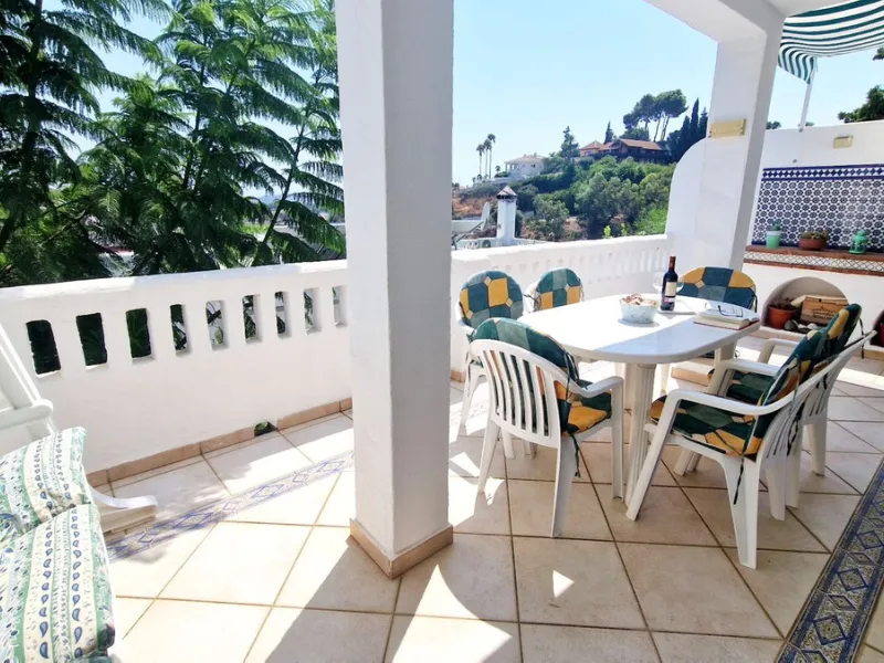 Partially renovated townhouse in Mijas with panoramic views. Spread over 3 floors, it features 3 bedrooms, terraces on every level, a solarium, modern kitchen, and BBQ terrace. Community pool & gardens included. Peaceful location just 5 minutes from town!