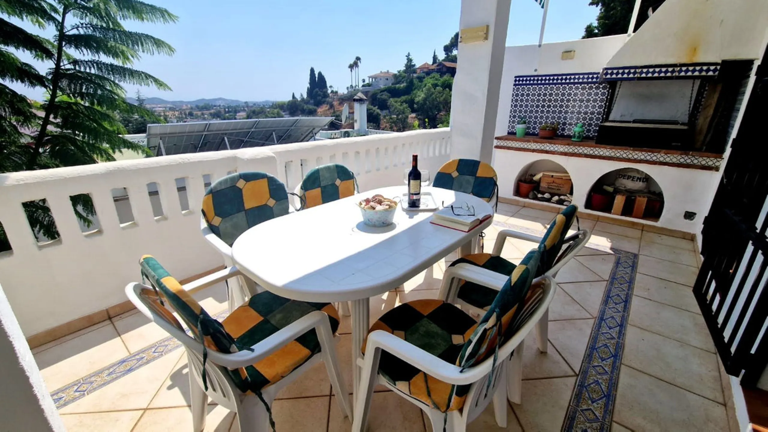 Partially renovated townhouse in Mijas with panoramic views. Spread over 3 floors, it features 3 bedrooms, terraces on every level, a solarium, modern kitchen, and BBQ terrace. Community pool & gardens included. Peaceful location just 5 minutes from town!