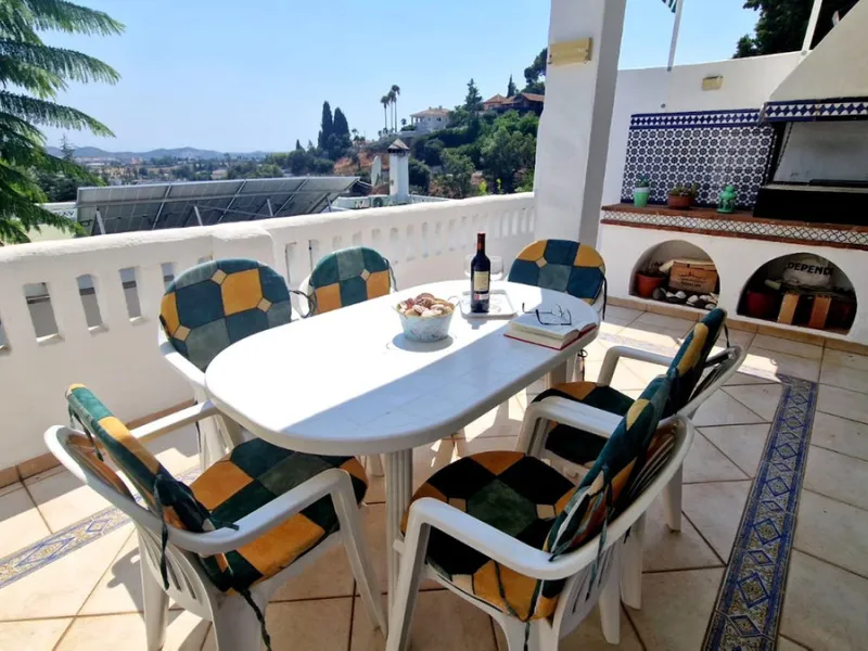 Partially renovated townhouse in Mijas with panoramic views. Spread over 3 floors, it features 3 bedrooms, terraces on every level, a solarium, modern kitchen, and BBQ terrace. Community pool & gardens included. Peaceful location just 5 minutes from town!