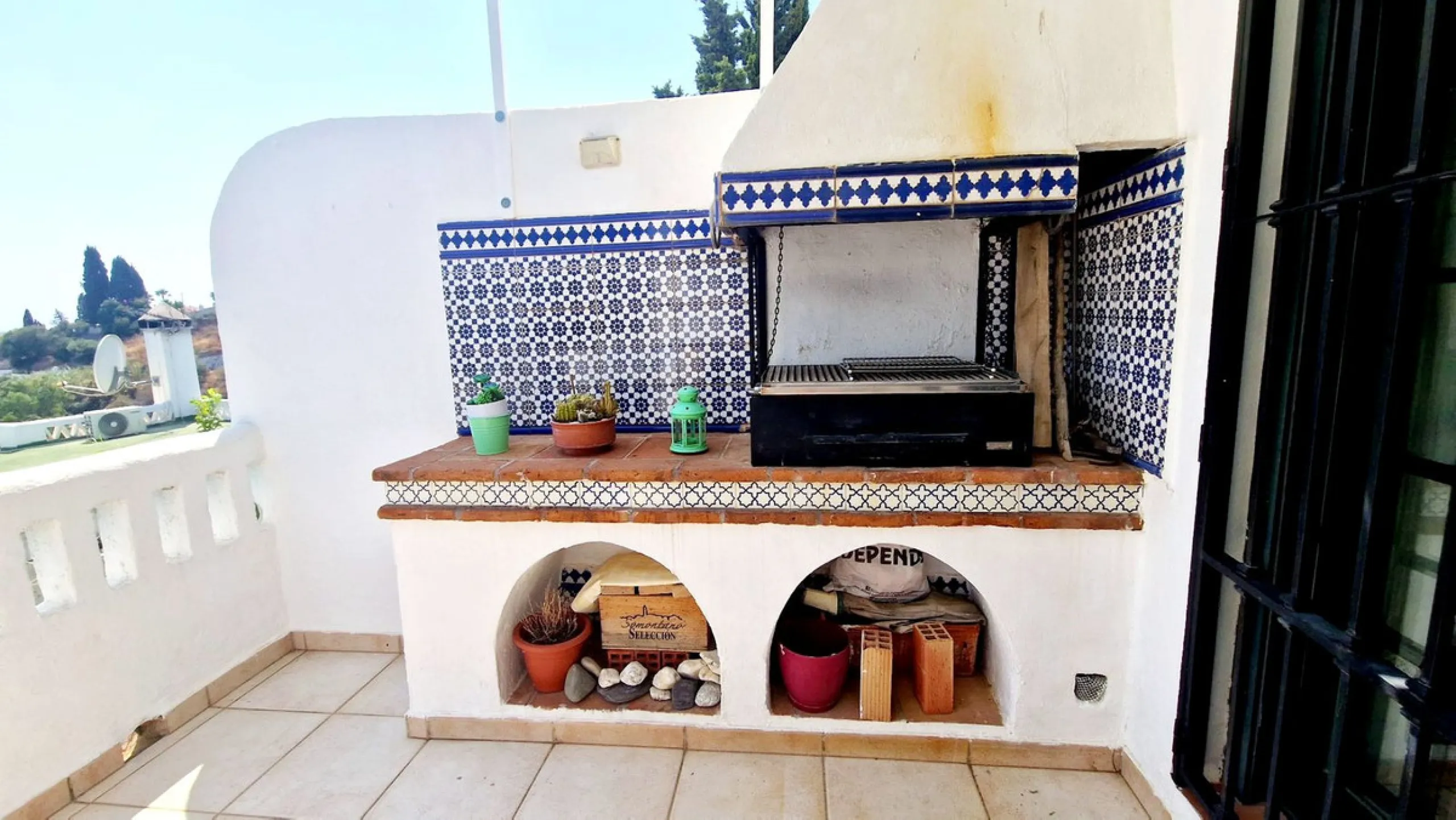 Partially renovated townhouse in Mijas with panoramic views. Spread over 3 floors, it features 3 bedrooms, terraces on every level, a solarium, modern kitchen, and BBQ terrace. Community pool & gardens included. Peaceful location just 5 minutes from town!