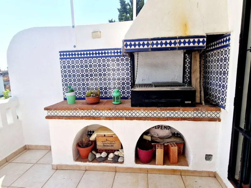Partially renovated townhouse in Mijas with panoramic views. Spread over 3 floors, it features 3 bedrooms, terraces on every level, a solarium, modern kitchen, and BBQ terrace. Community pool & gardens included. Peaceful location just 5 minutes from town!