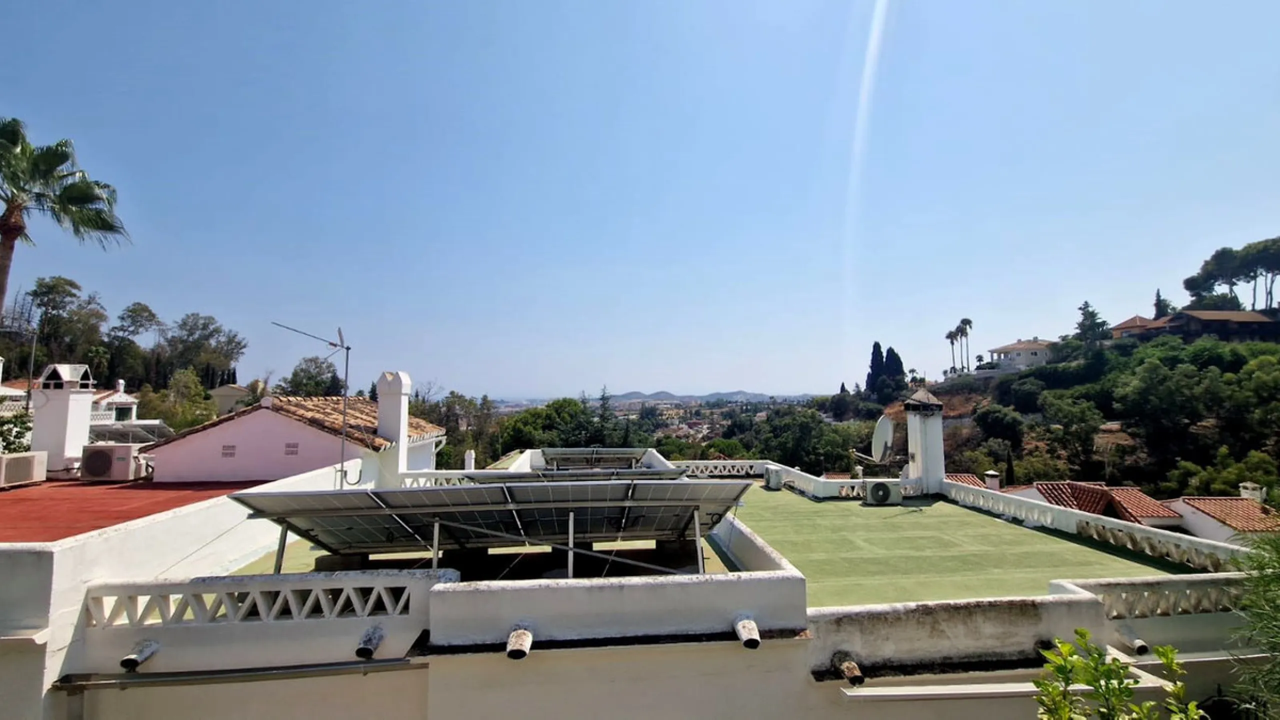 Partially renovated townhouse in Mijas with panoramic views. Spread over 3 floors, it features 3 bedrooms, terraces on every level, a solarium, modern kitchen, and BBQ terrace. Community pool & gardens included. Peaceful location just 5 minutes from town!