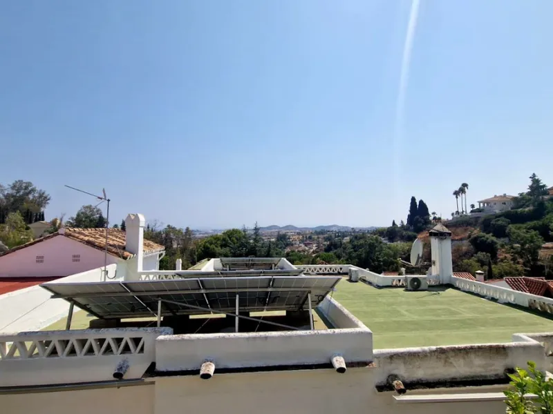Partially renovated townhouse in Mijas with panoramic views. Spread over 3 floors, it features 3 bedrooms, terraces on every level, a solarium, modern kitchen, and BBQ terrace. Community pool & gardens included. Peaceful location just 5 minutes from town!