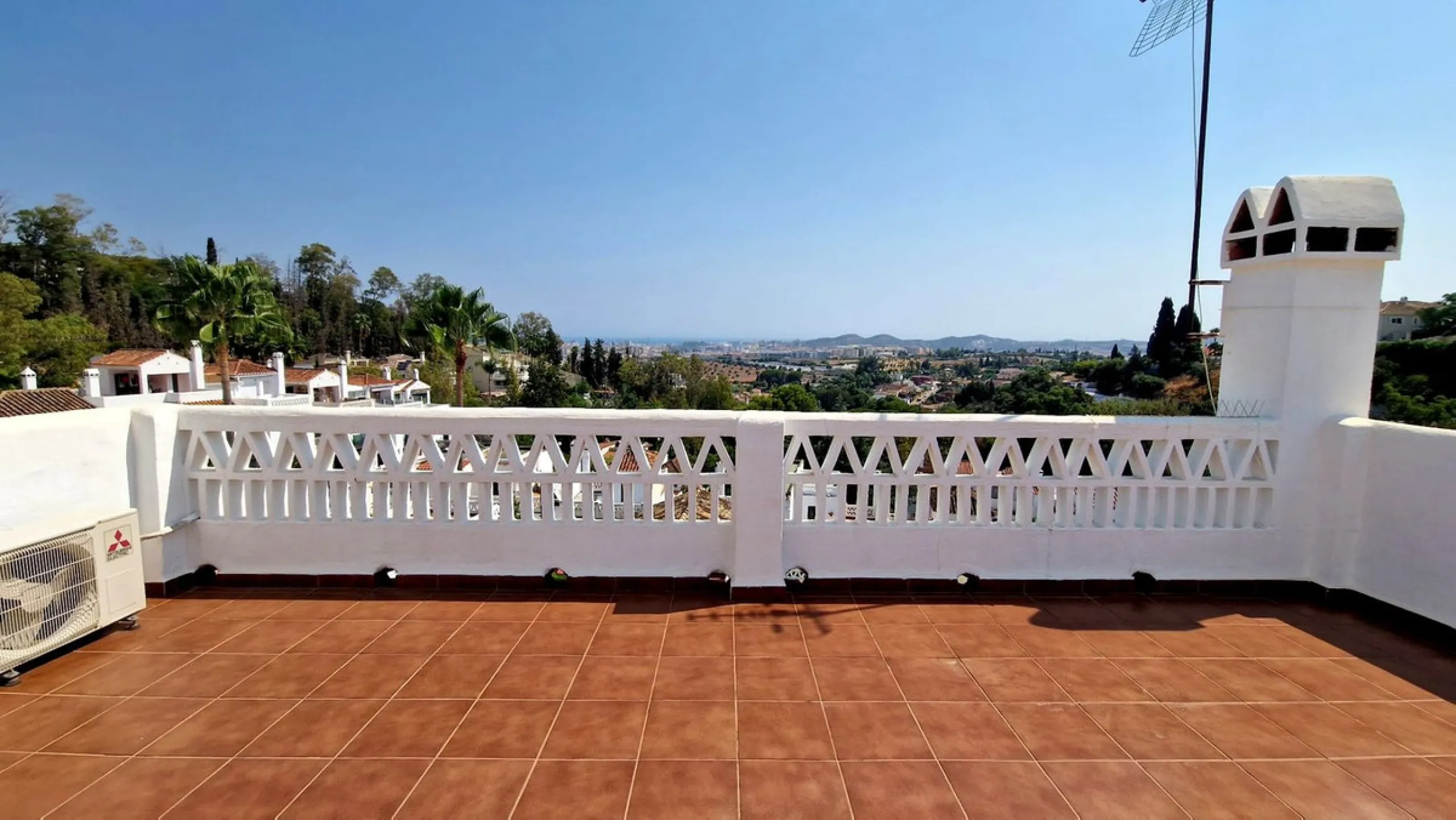 Partially renovated townhouse in Mijas with panoramic views. Spread over 3 floors, it features 3 bedrooms, terraces on every level, a solarium, modern kitchen, and BBQ terrace. Community pool & gardens included. Peaceful location just 5 minutes from town!