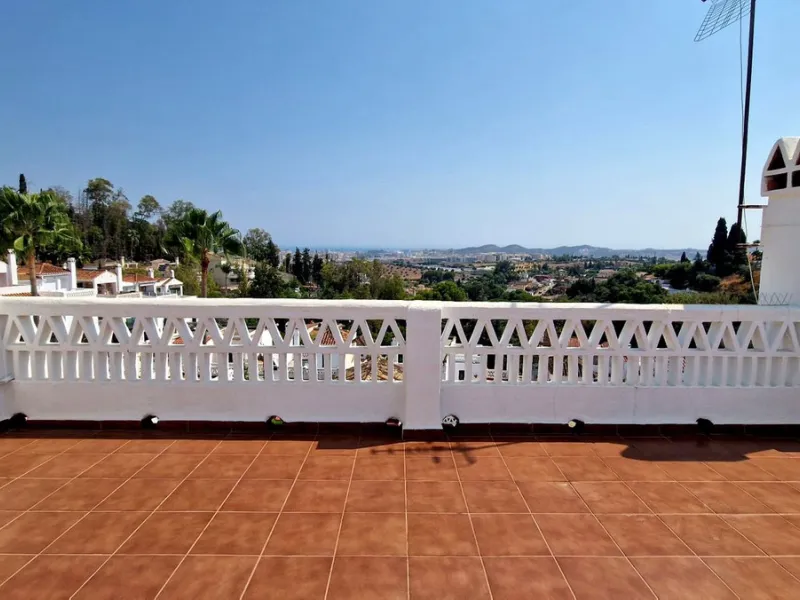 Partially renovated townhouse in Mijas with panoramic views. Spread over 3 floors, it features 3 bedrooms, terraces on every level, a solarium, modern kitchen, and BBQ terrace. Community pool & gardens included. Peaceful location just 5 minutes from town!