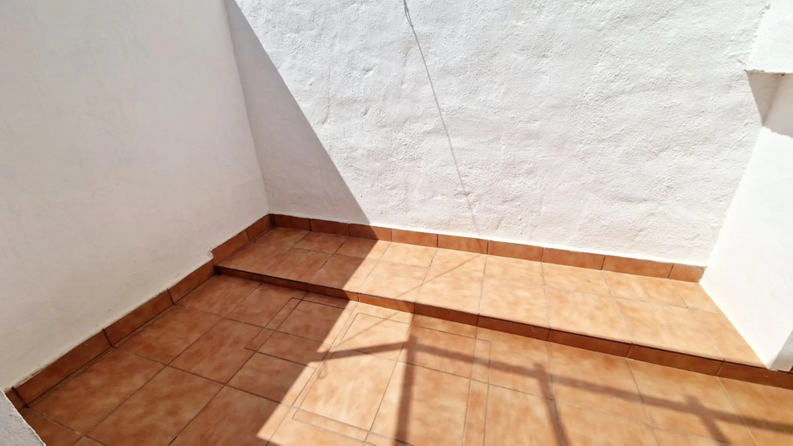 Partially renovated townhouse in Mijas with panoramic views. Spread over 3 floors, it features 3 bedrooms, terraces on every level, a solarium, modern kitchen, and BBQ terrace. Community pool & gardens included. Peaceful location just 5 minutes from town!