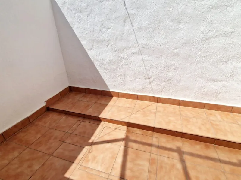 Partially renovated townhouse in Mijas with panoramic views. Spread over 3 floors, it features 3 bedrooms, terraces on every level, a solarium, modern kitchen, and BBQ terrace. Community pool & gardens included. Peaceful location just 5 minutes from town!