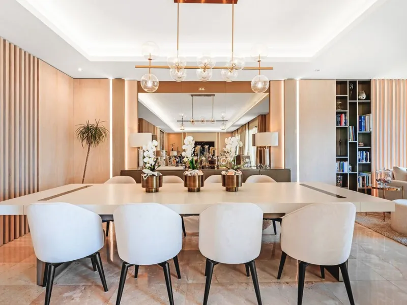 This extraordinary apartment, boasting 400 m2 built all on one level including 63 m2 of private terraces, is a true rarity not only within the exclusive La Trinidad complex but across the entire Golden Mile. Properties of this size are almost always distr