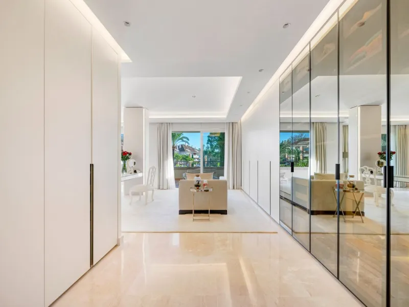 Apartment - Middle Floor Apartment в продаже в Marbella, Málaga. В доме 4 спален и 5 ванных комнат. Площадь дома 400 м²