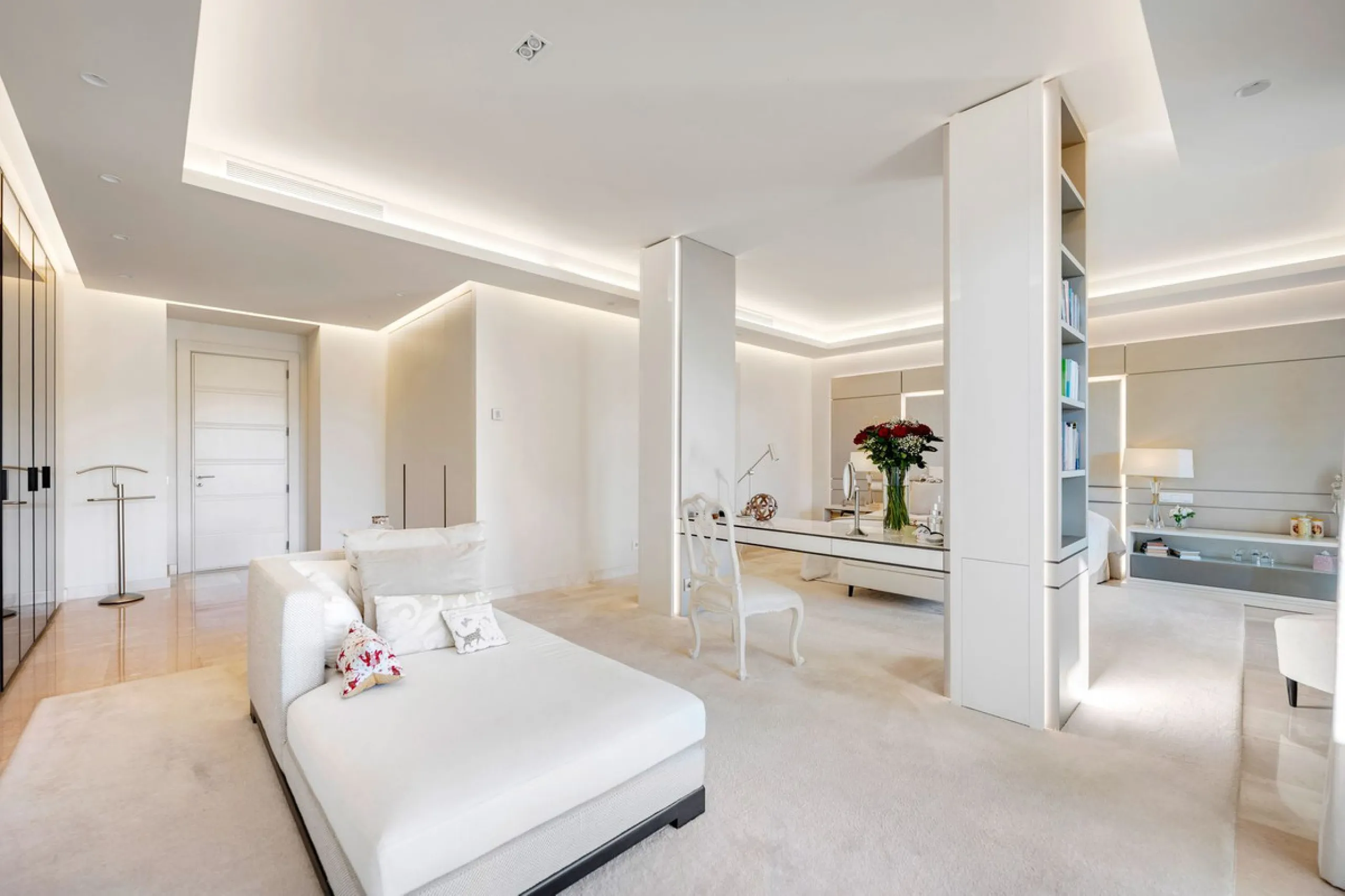 Apartment - Middle Floor Apartment в продаже в Marbella, Málaga. В доме 4 спален и 5 ванных комнат. Площадь дома 400 м²