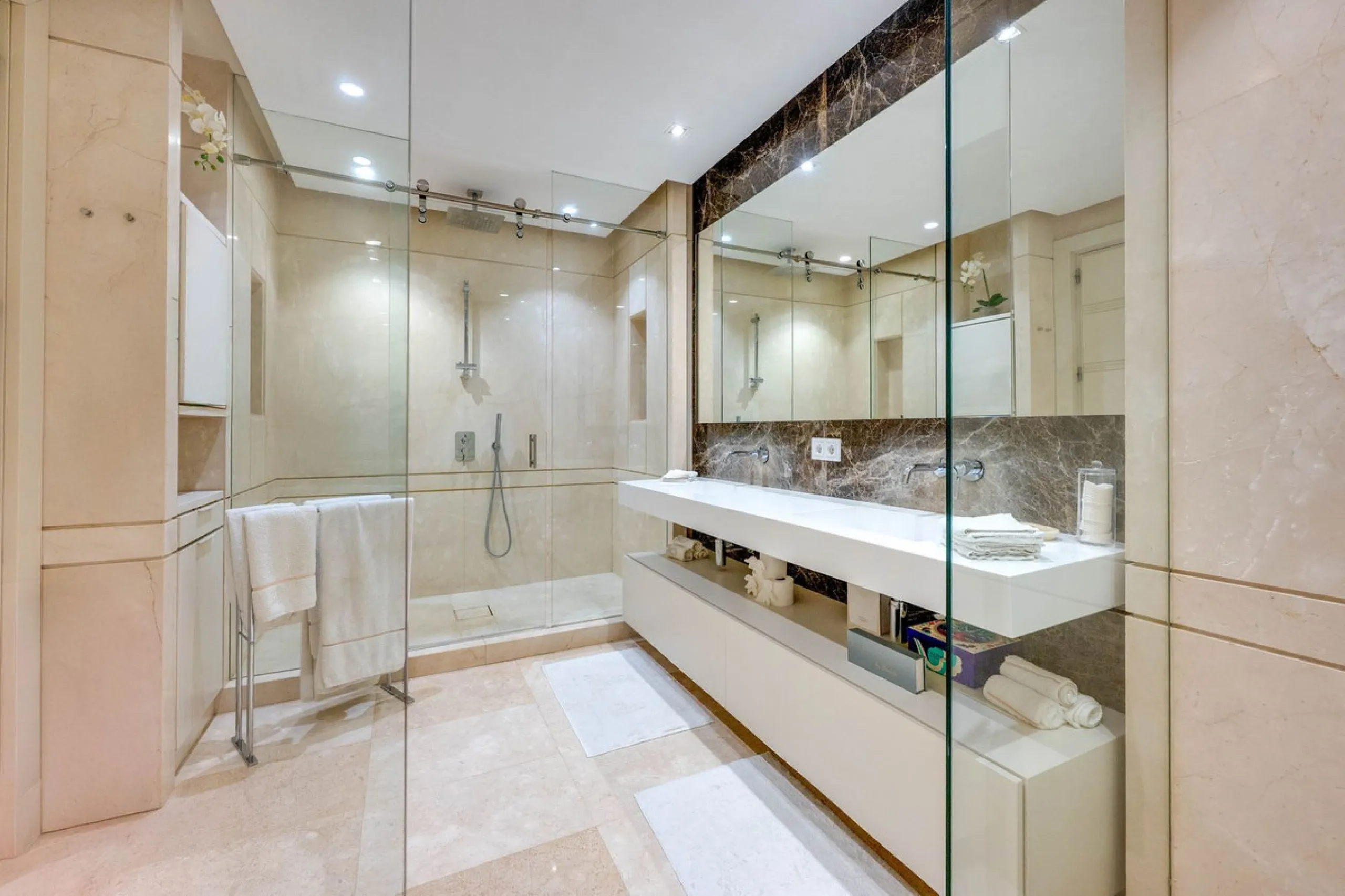 Apartment - Middle Floor Apartment в продаже в Marbella, Málaga. В доме 4 спален и 5 ванных комнат. Площадь дома 400 м²