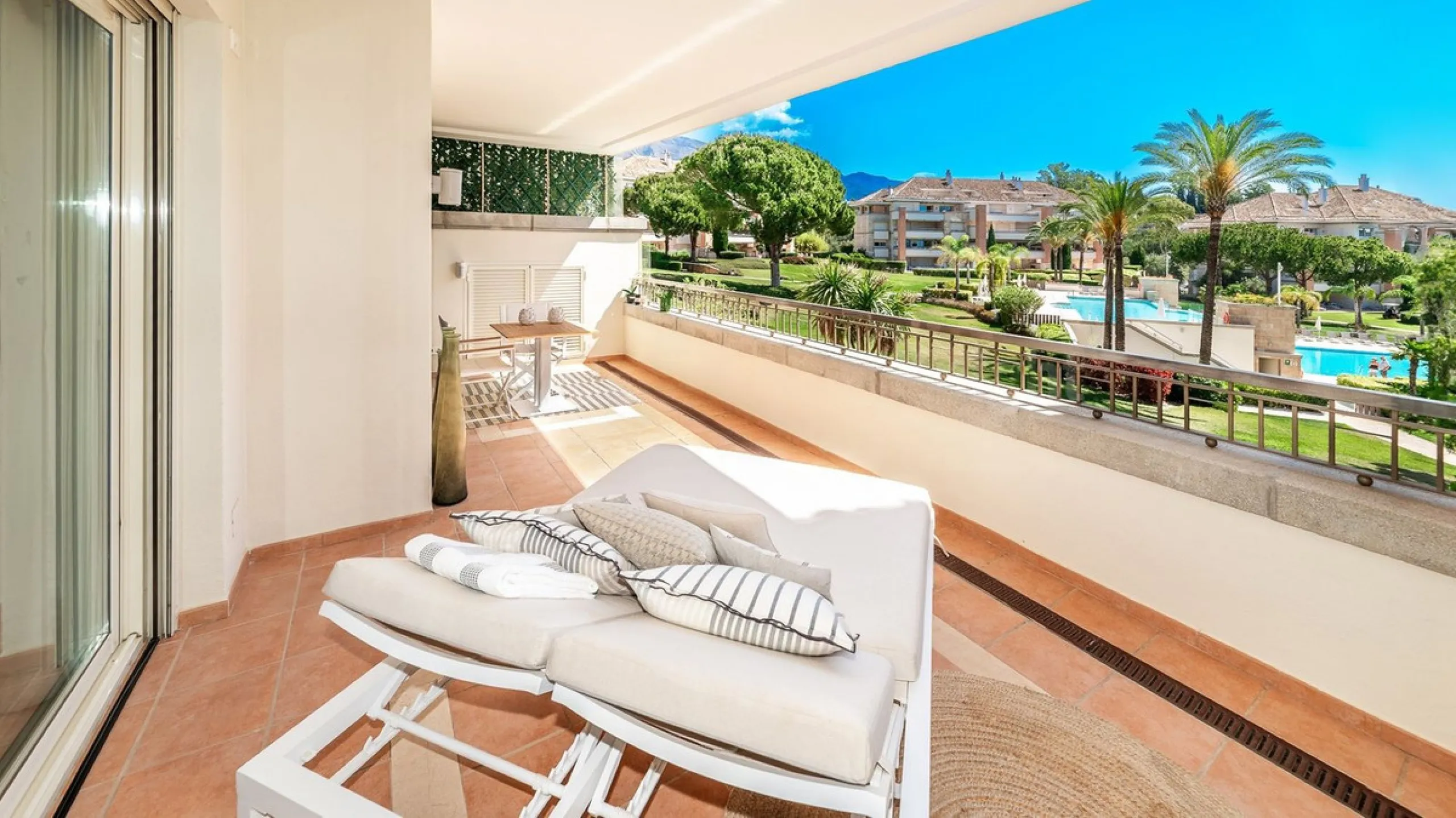 Apartment - Middle Floor Apartment в продаже в Marbella, Málaga. В доме 4 спален и 5 ванных комнат. Площадь дома 400 м²