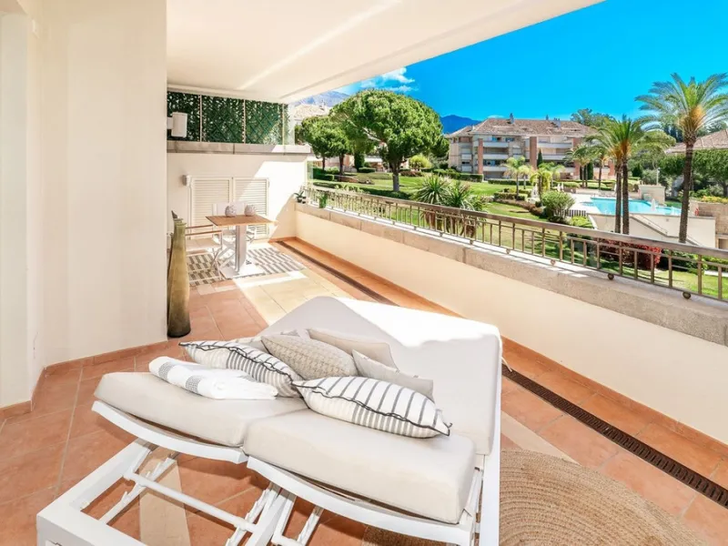 Apartment - Middle Floor Apartment в продаже в Marbella, Málaga. В доме 4 спален и 5 ванных комнат. Площадь дома 400 м²