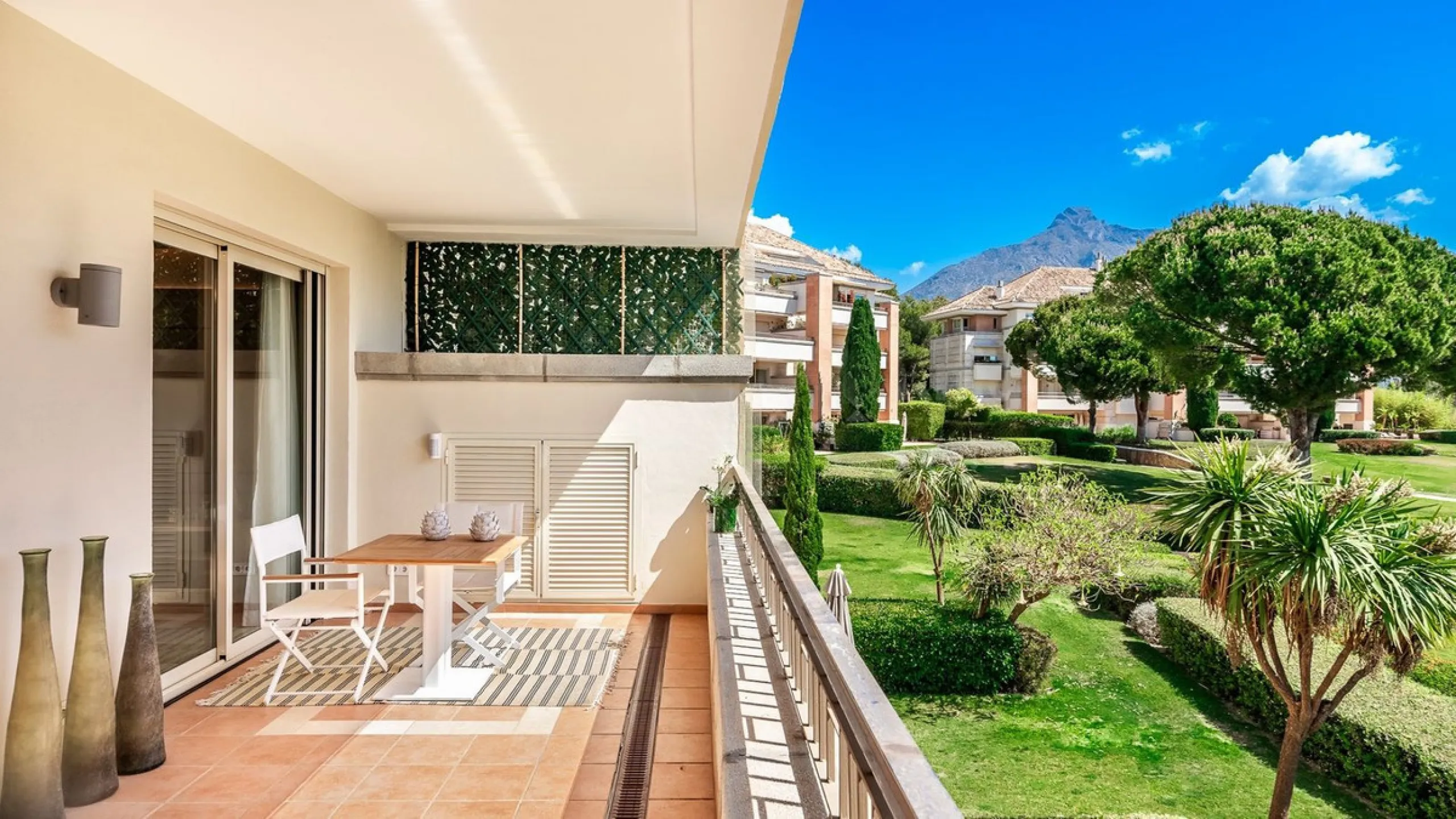Apartment - Middle Floor Apartment в продаже в Marbella, Málaga. В доме 4 спален и 5 ванных комнат. Площадь дома 400 м²
