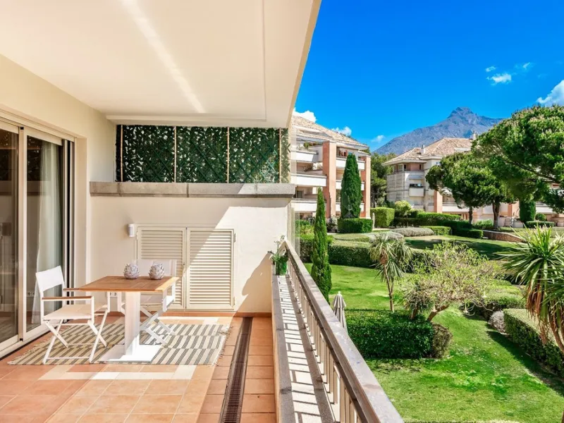 Apartment - Middle Floor Apartment в продаже в Marbella, Málaga. В доме 4 спален и 5 ванных комнат. Площадь дома 400 м²