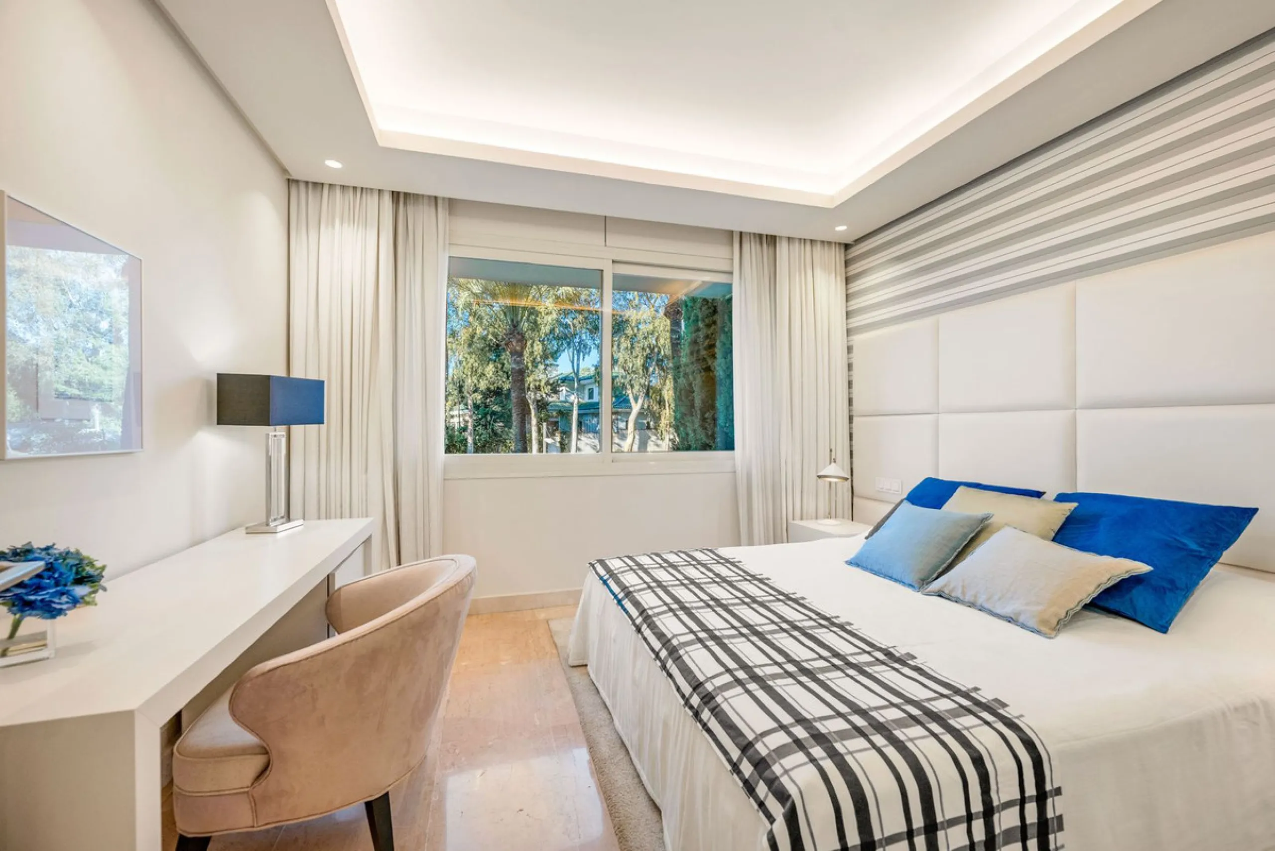 Apartment - Middle Floor Apartment в продаже в Marbella, Málaga. В доме 4 спален и 5 ванных комнат. Площадь дома 400 м²