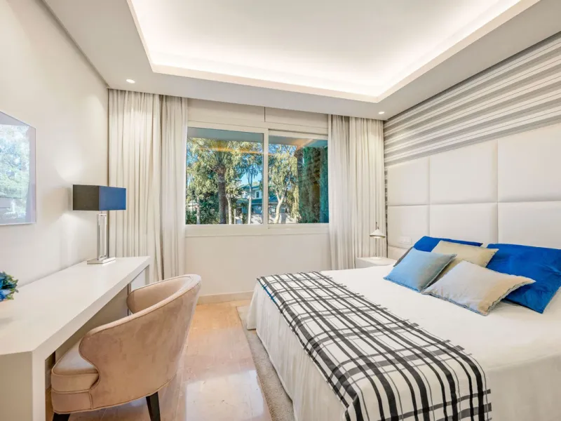 Apartment - Middle Floor Apartment в продаже в Marbella, Málaga. В доме 4 спален и 5 ванных комнат. Площадь дома 400 м²