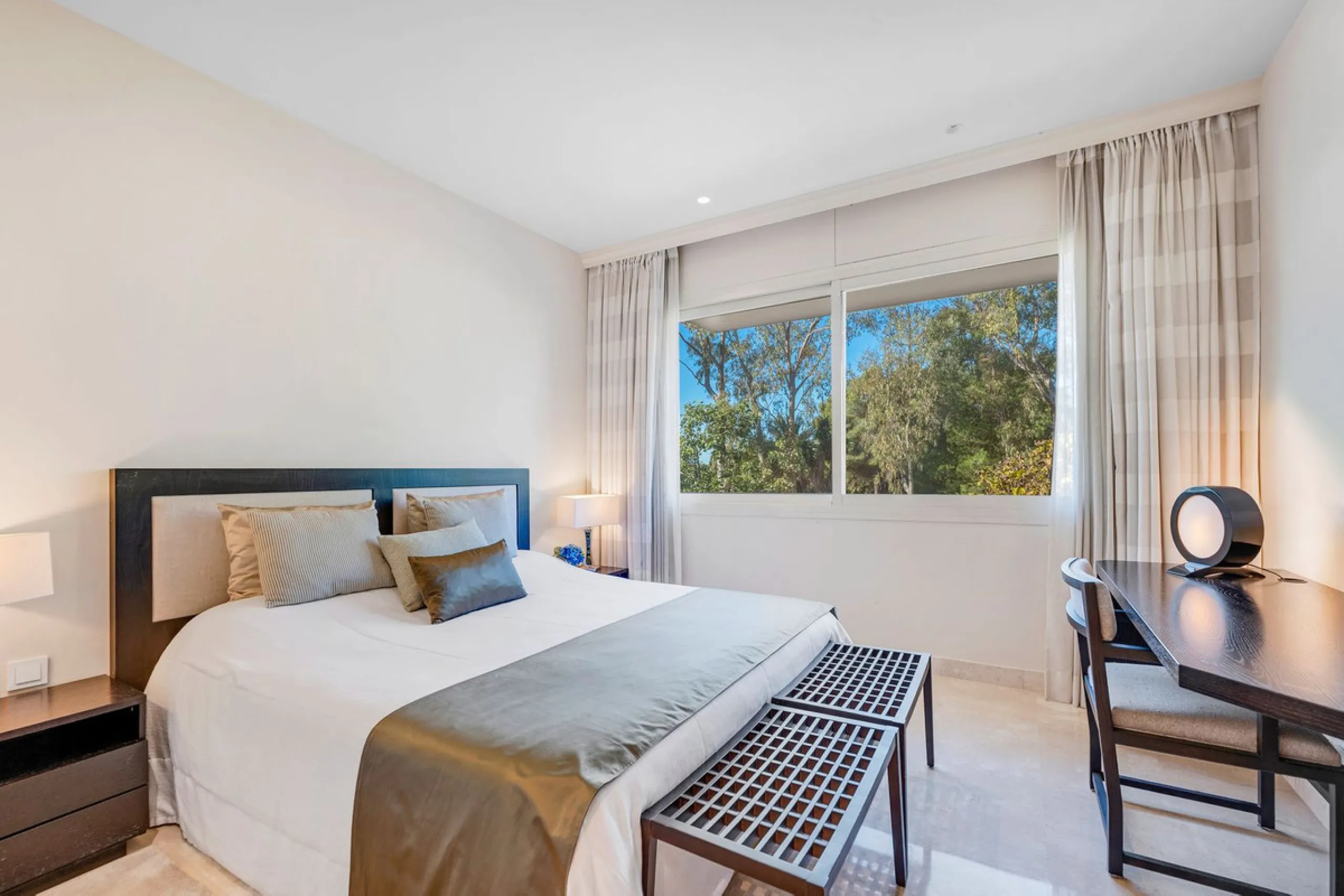 Apartment - Middle Floor Apartment в продаже в Marbella, Málaga. В доме 4 спален и 5 ванных комнат. Площадь дома 400 м²