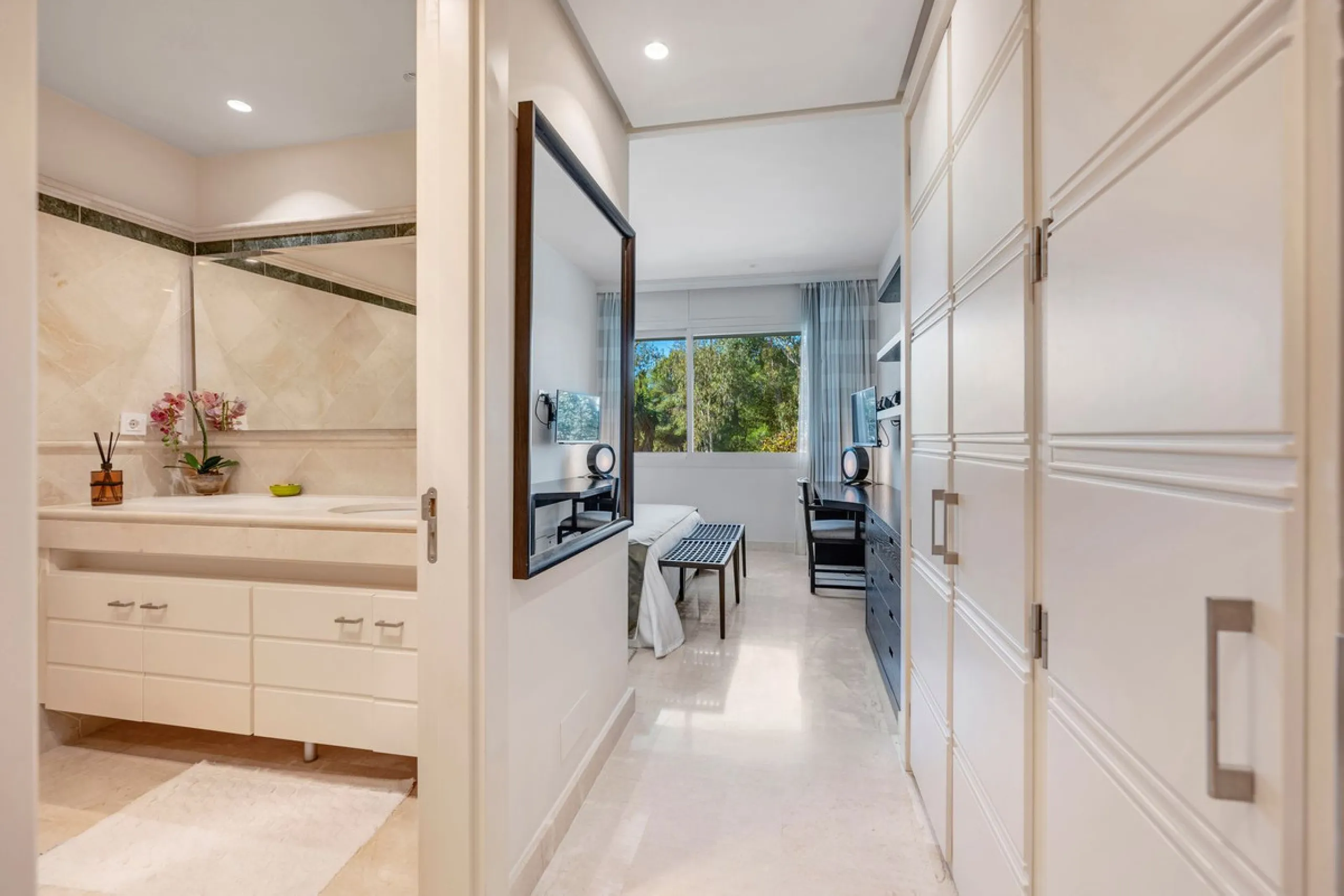 Apartment - Middle Floor Apartment в продаже в Marbella, Málaga. В доме 4 спален и 5 ванных комнат. Площадь дома 400 м²