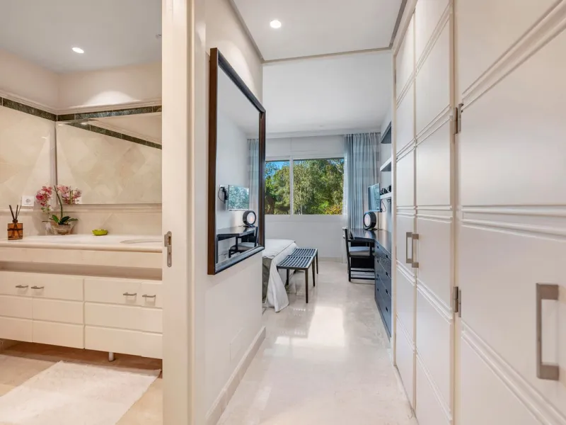 Apartment - Middle Floor Apartment в продаже в Marbella, Málaga. В доме 4 спален и 5 ванных комнат. Площадь дома 400 м²