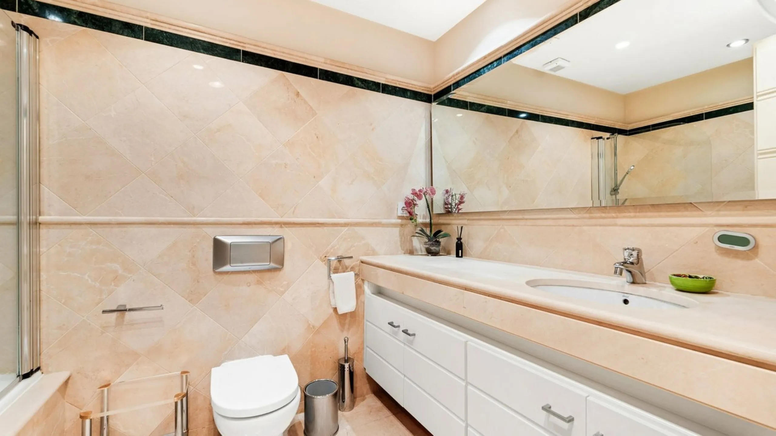 Apartment - Middle Floor Apartment в продаже в Marbella, Málaga. В доме 4 спален и 5 ванных комнат. Площадь дома 400 м²