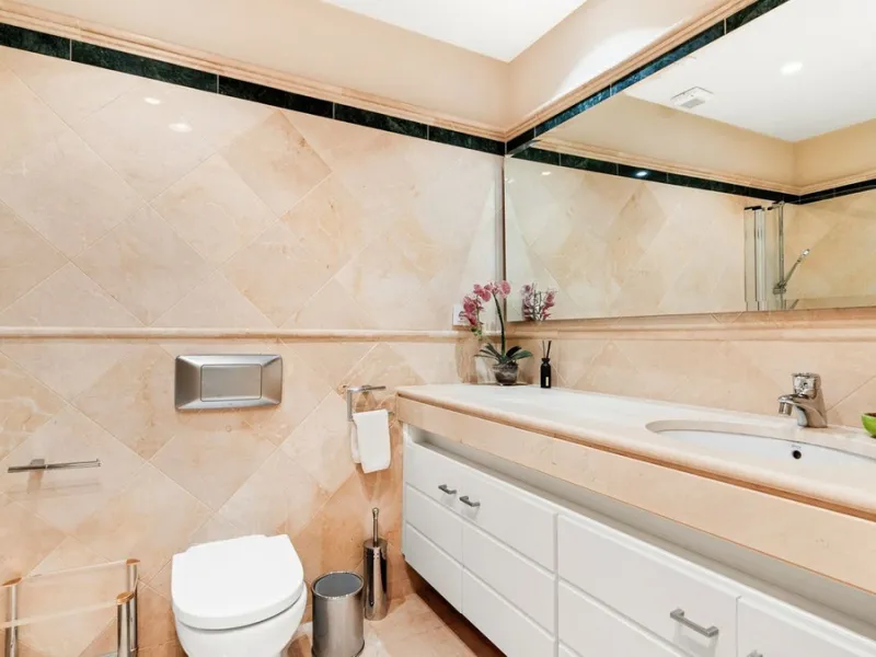 Apartment - Middle Floor Apartment в продаже в Marbella, Málaga. В доме 4 спален и 5 ванных комнат. Площадь дома 400 м²