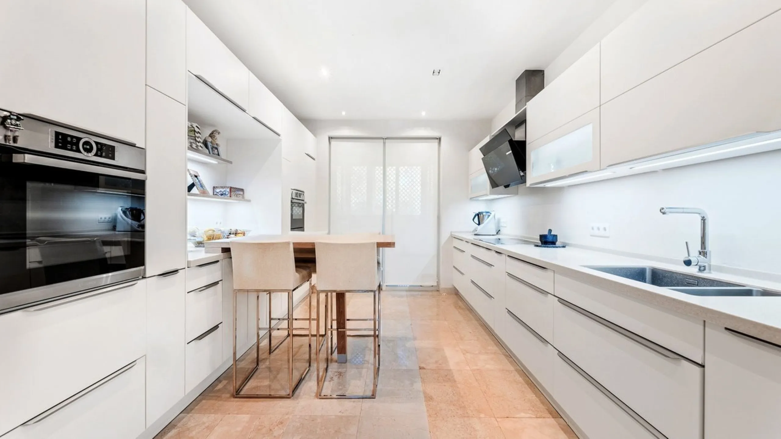 Apartment - Middle Floor Apartment в продаже в Marbella, Málaga. В доме 4 спален и 5 ванных комнат. Площадь дома 400 м²