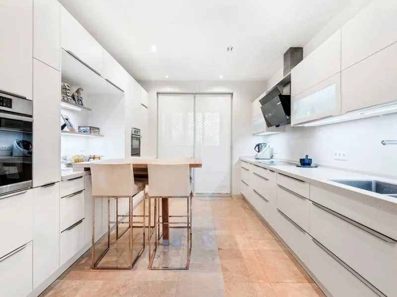 Apartment - Middle Floor Apartment в продаже в Marbella, Málaga. В доме 4 спален и 5 ванных комнат. Площадь дома 400 м²