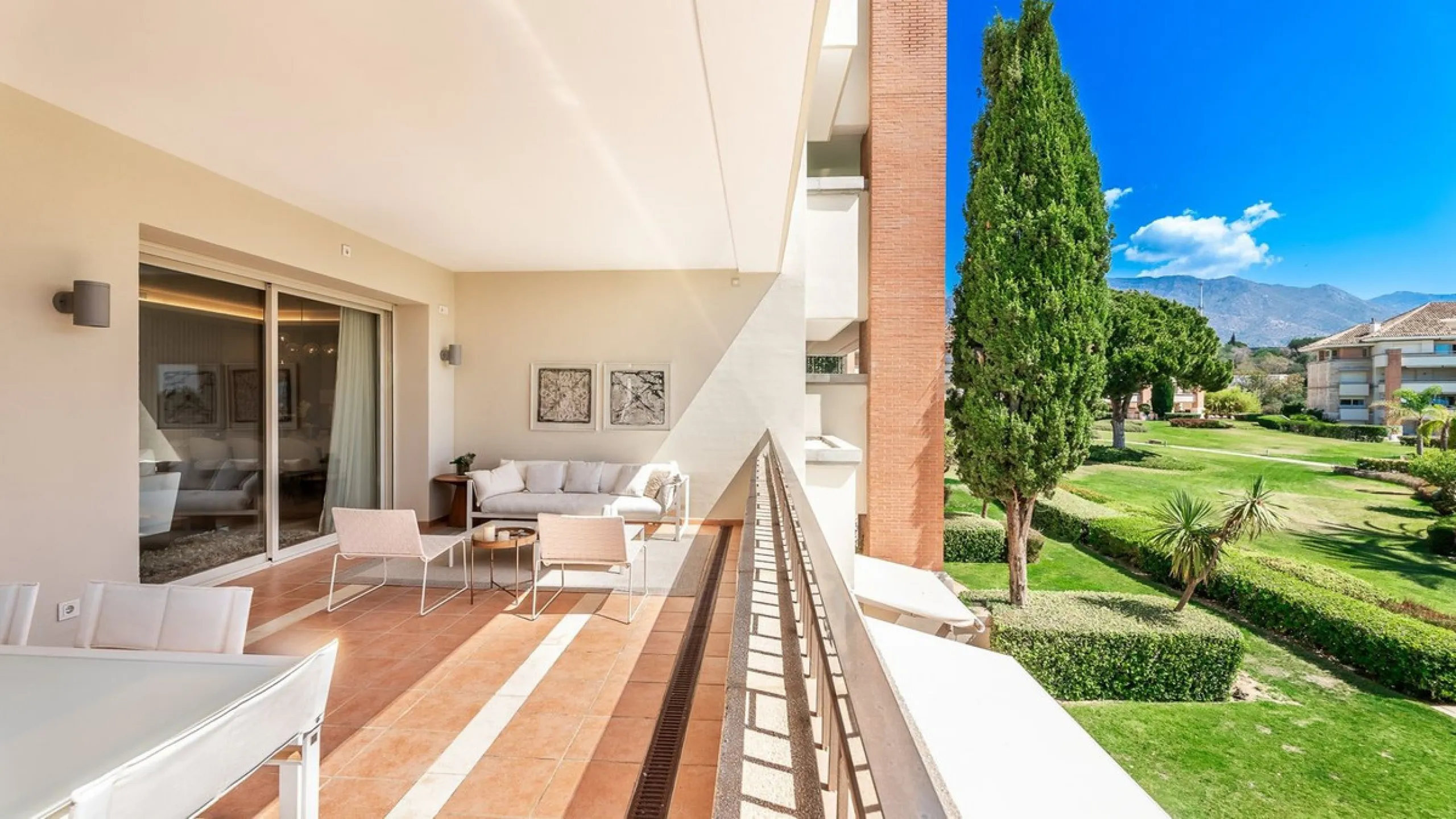 Apartment - Middle Floor Apartment в продаже в Marbella, Málaga. В доме 4 спален и 5 ванных комнат. Площадь дома 400 м²