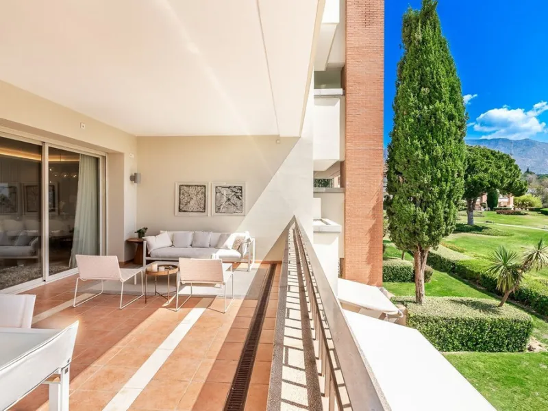 Apartment - Middle Floor Apartment в продаже в Marbella, Málaga. В доме 4 спален и 5 ванных комнат. Площадь дома 400 м²