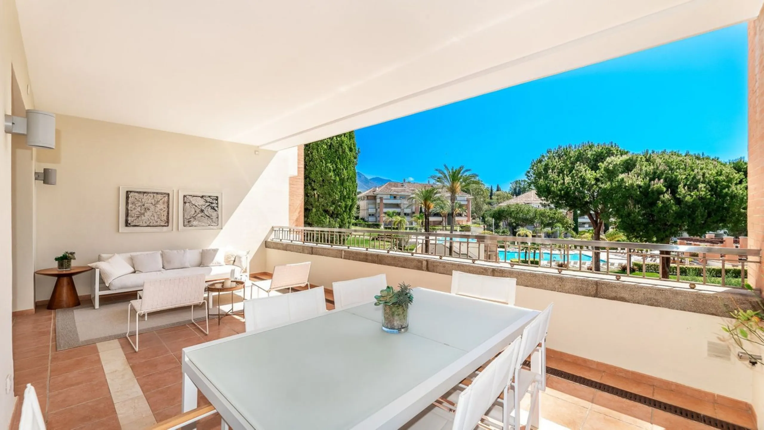 Apartment - Middle Floor Apartment в продаже в Marbella, Málaga. В доме 4 спален и 5 ванных комнат. Площадь дома 400 м²
