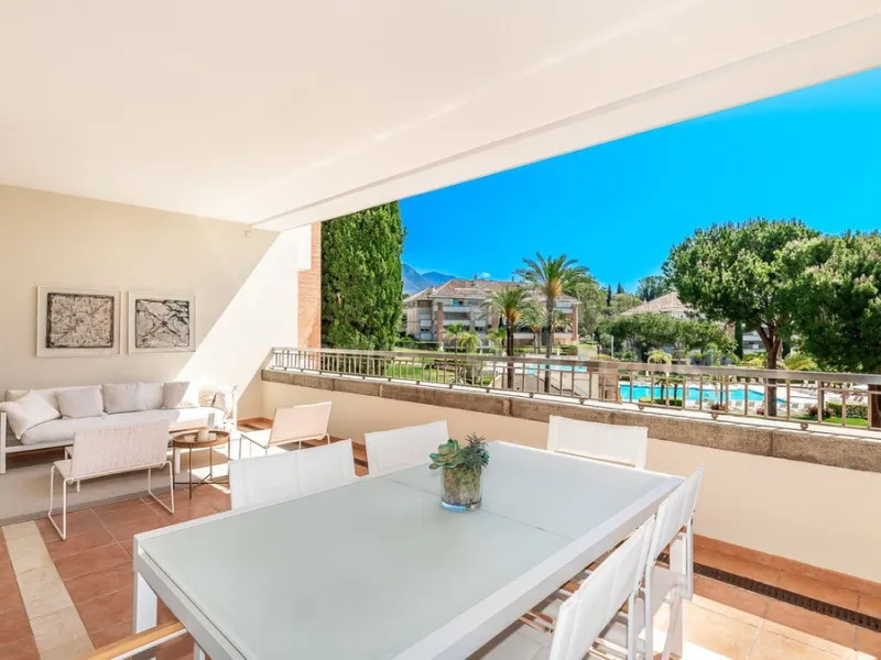 Apartment - Middle Floor Apartment в продаже в Marbella, Málaga. В доме 4 спален и 5 ванных комнат. Площадь дома 400 м²