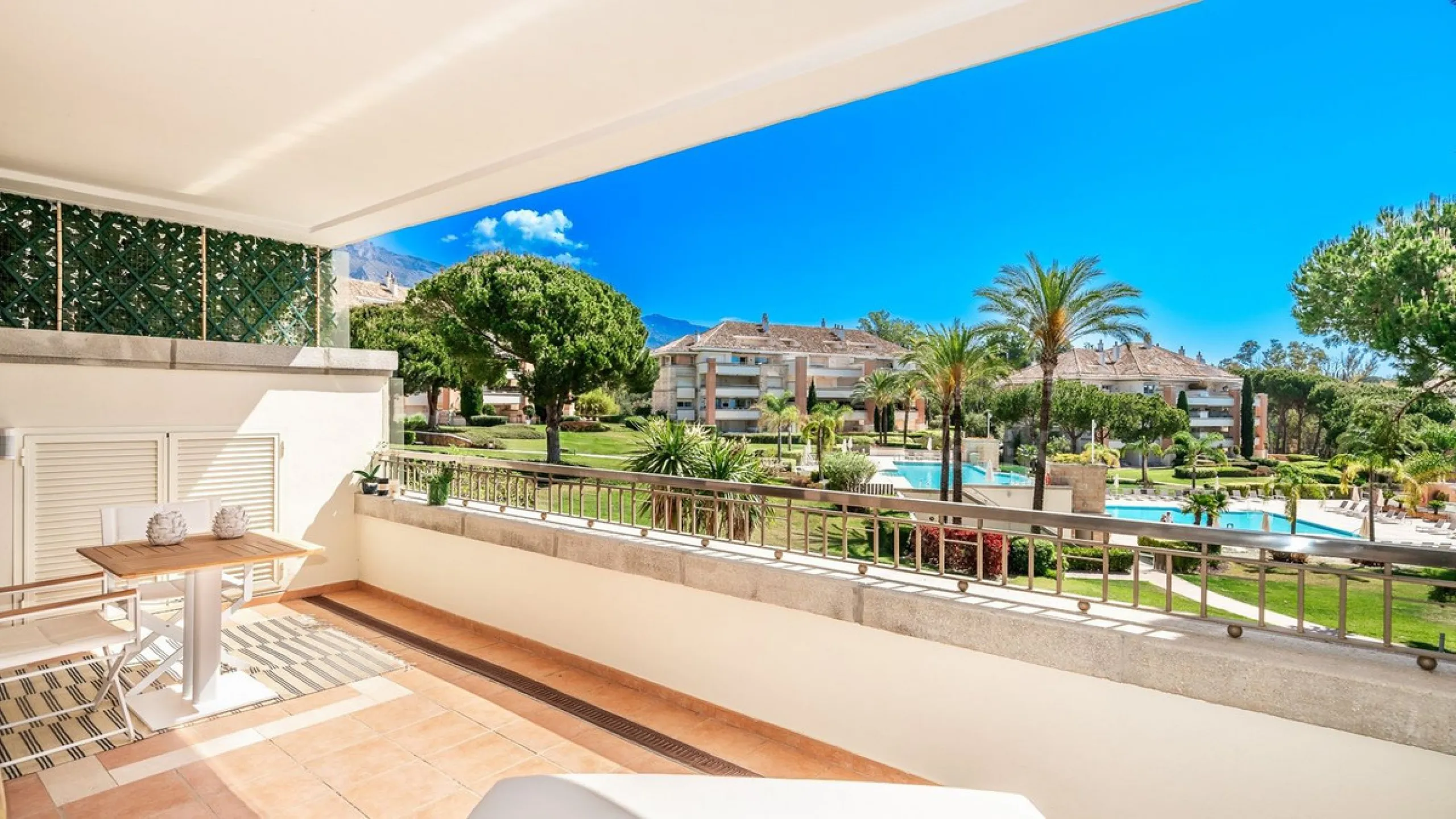 Apartment - Middle Floor Apartment в продаже в Marbella, Málaga. В доме 4 спален и 5 ванных комнат. Площадь дома 400 м²