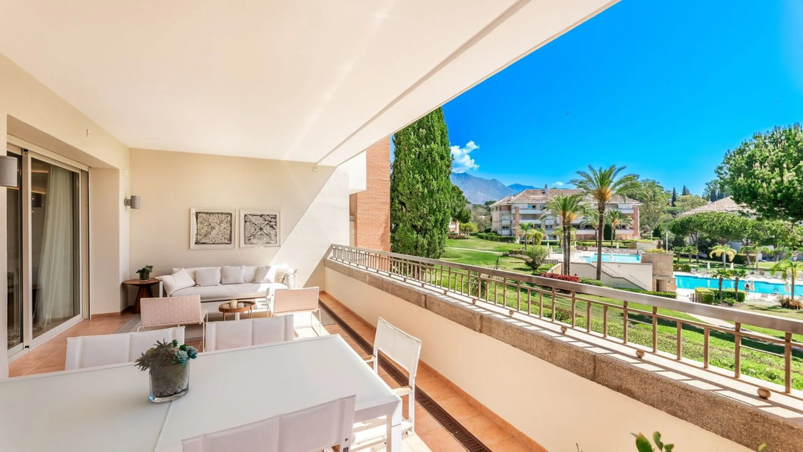 Apartment - Middle Floor Apartment в продаже в Marbella, Málaga. В доме 4 спален и 5 ванных комнат. Площадь дома 400 м²