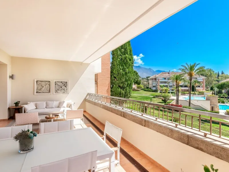 Apartment - Middle Floor Apartment в продаже в Marbella, Málaga. В доме 4 спален и 5 ванных комнат. Площадь дома 400 м²