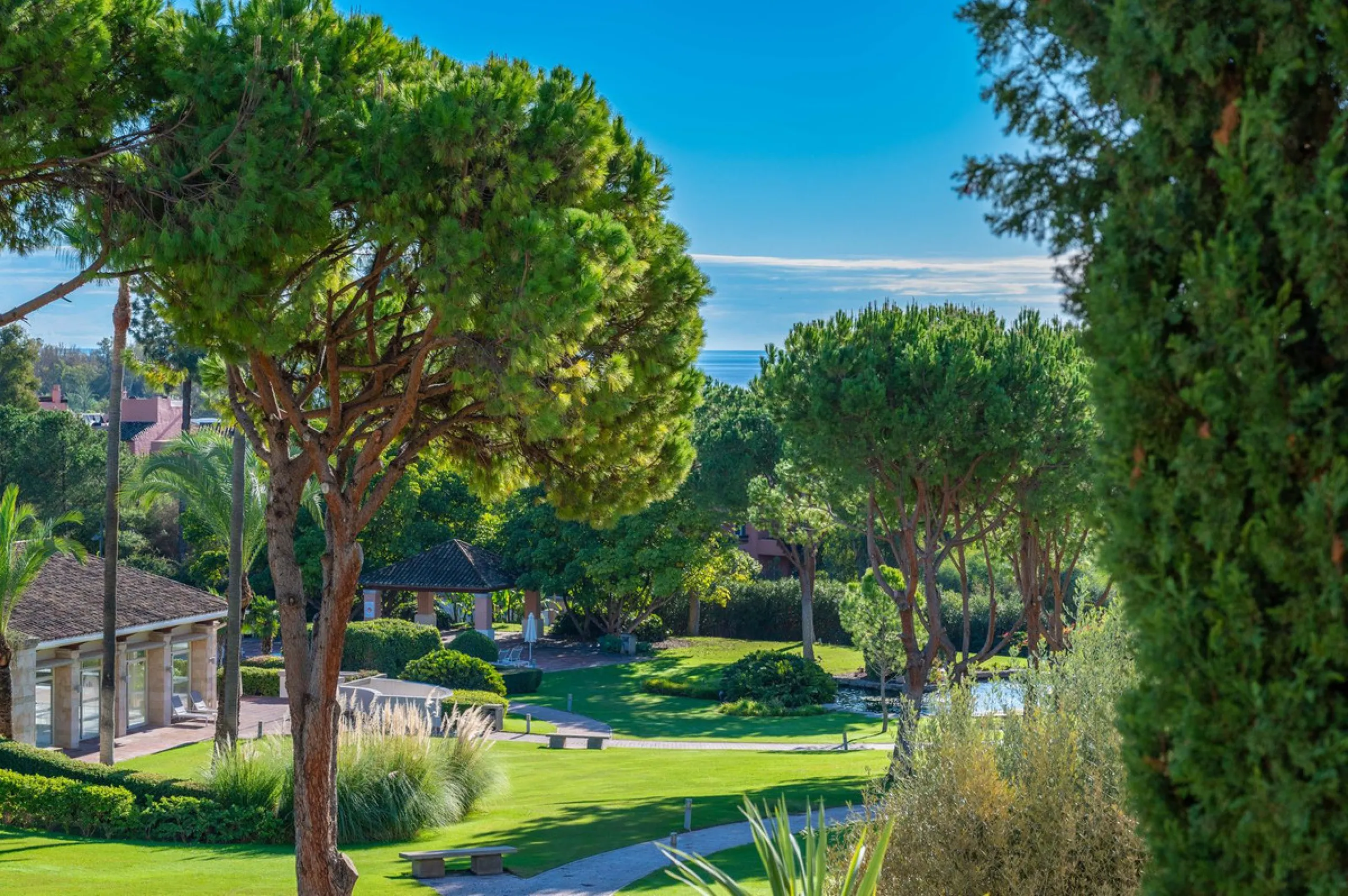 Apartment - Middle Floor Apartment в продаже в Marbella, Málaga. В доме 4 спален и 5 ванных комнат. Площадь дома 400 м²