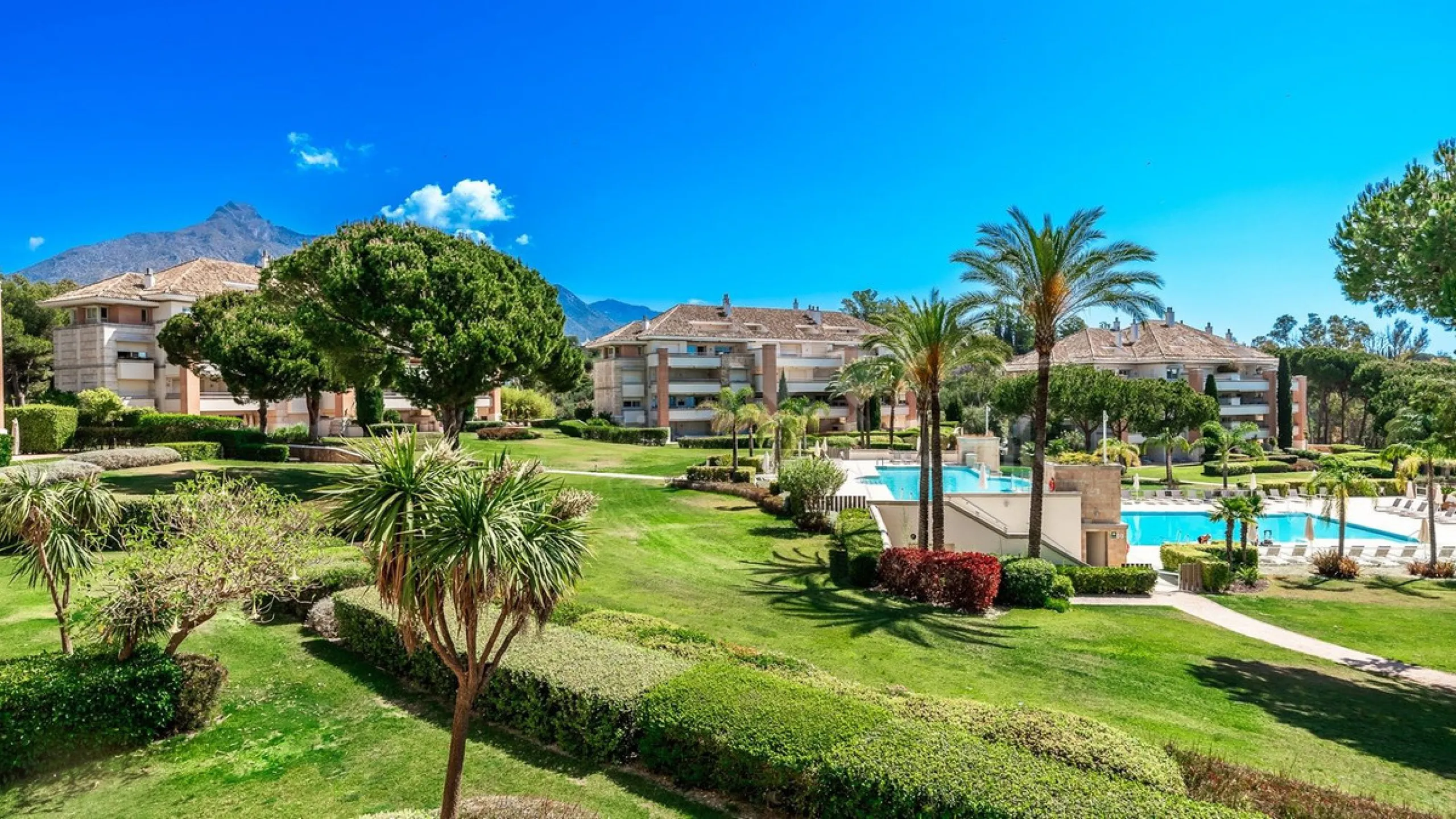 Apartment - Middle Floor Apartment в продаже в Marbella, Málaga. В доме 4 спален и 5 ванных комнат. Площадь дома 400 м²