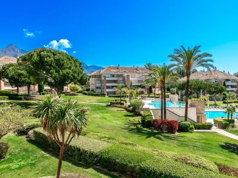 Apartment - Middle Floor Apartment в продаже в Marbella, Málaga. В доме 4 спален и 5 ванных комнат. Площадь дома 400 м²